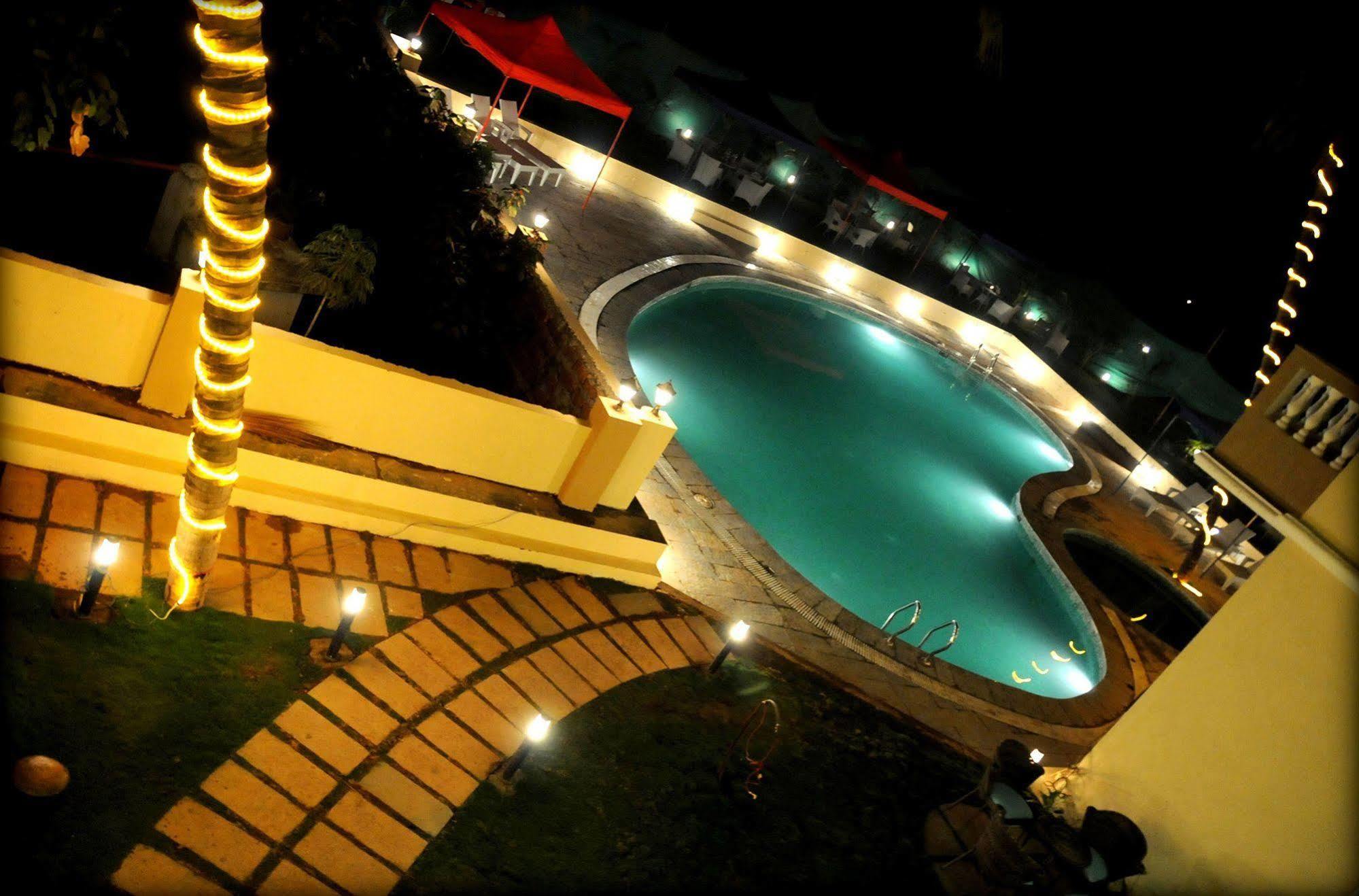 Sukhmantra resort y Spa Candolim Exterior foto